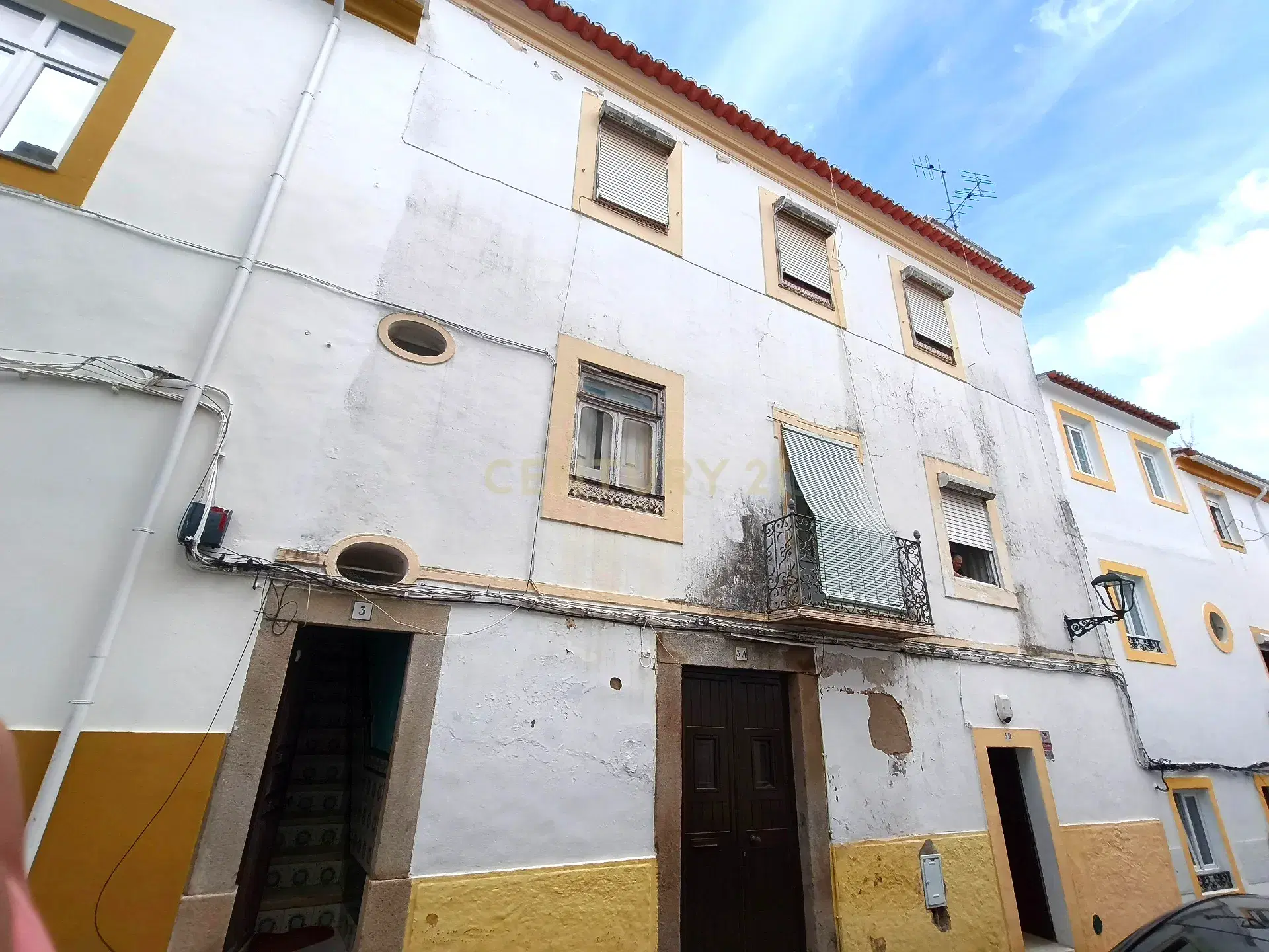 Spacious 9-Room Property for Renovation in Elvas