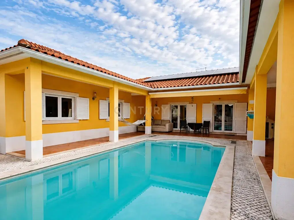 4-Bedroom Villa with Development Potential in Vale Moinhos, Santarém