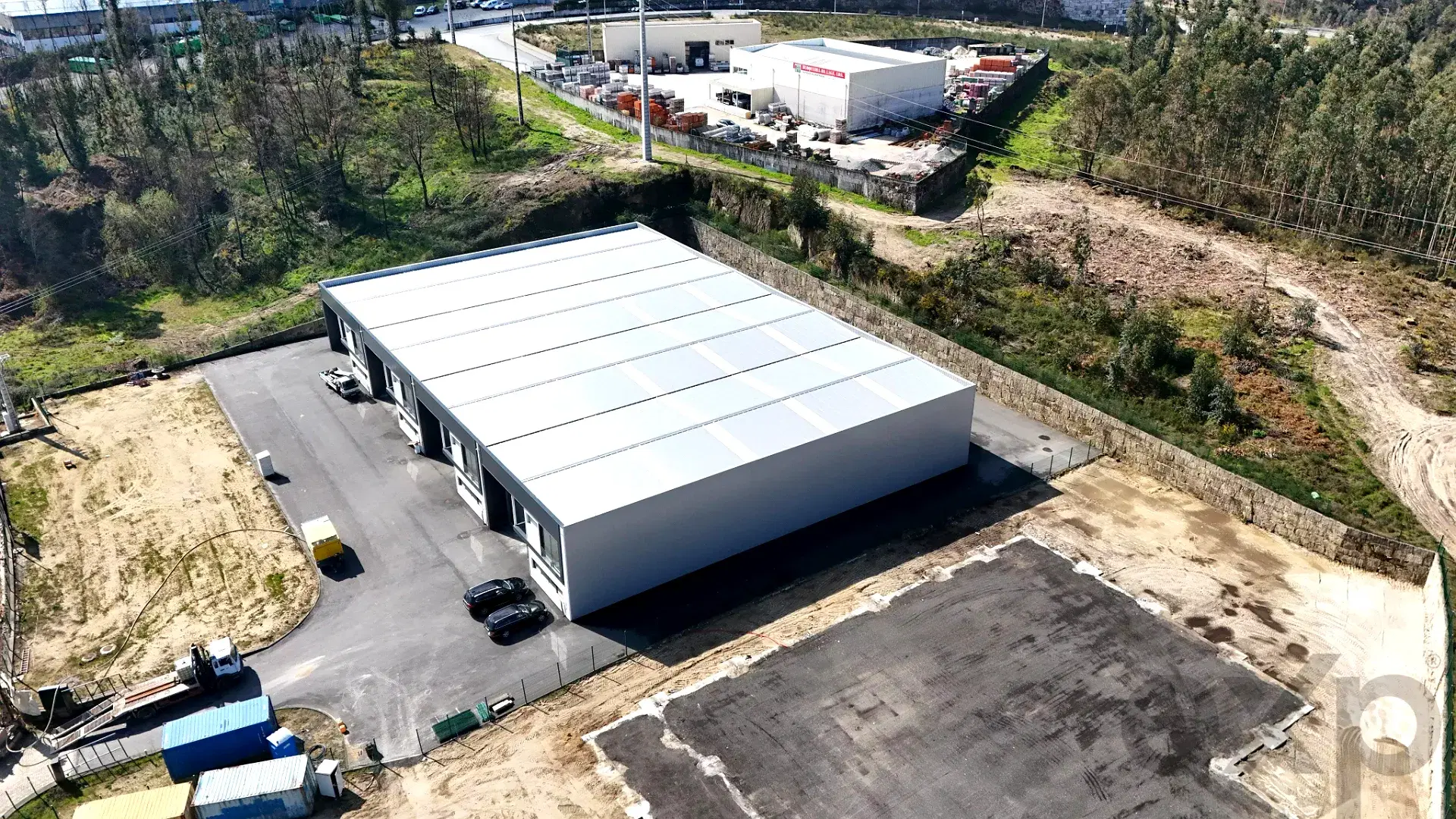 Industrial Warehouse Complex with Loading Dock – Travanca, Amarante
