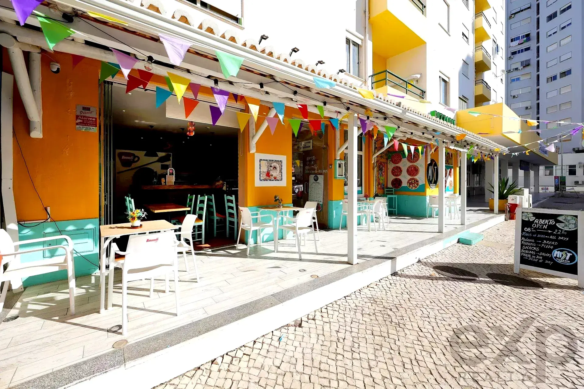Fully Equipped Commercial Establishment for Sale Near Praia da Rocha – Portimão