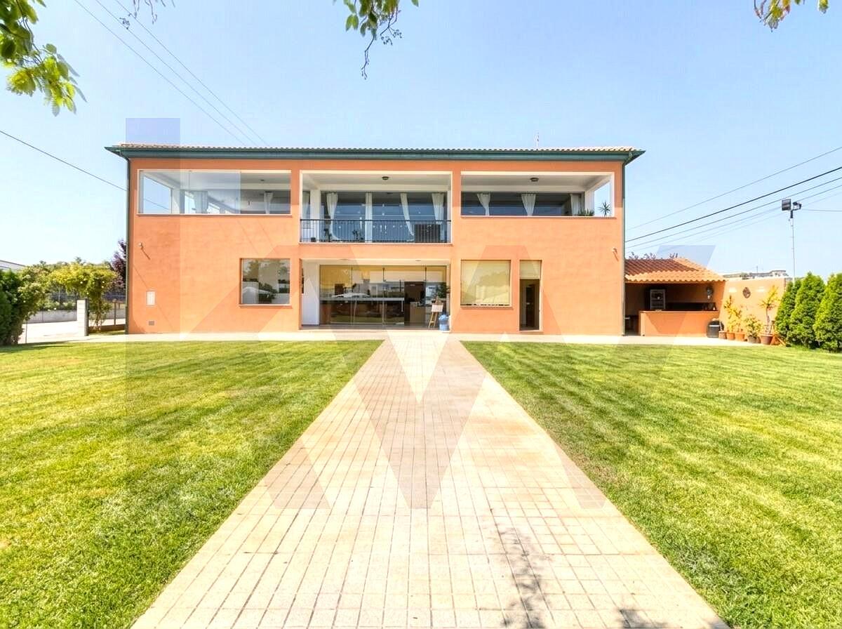 930 sqm Commercial Services Building in Vagos