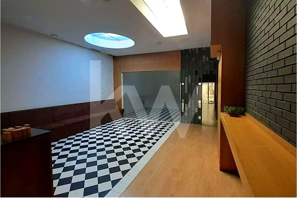 Commercial Shop for Sale on Avenida da Boavista with Private Patio