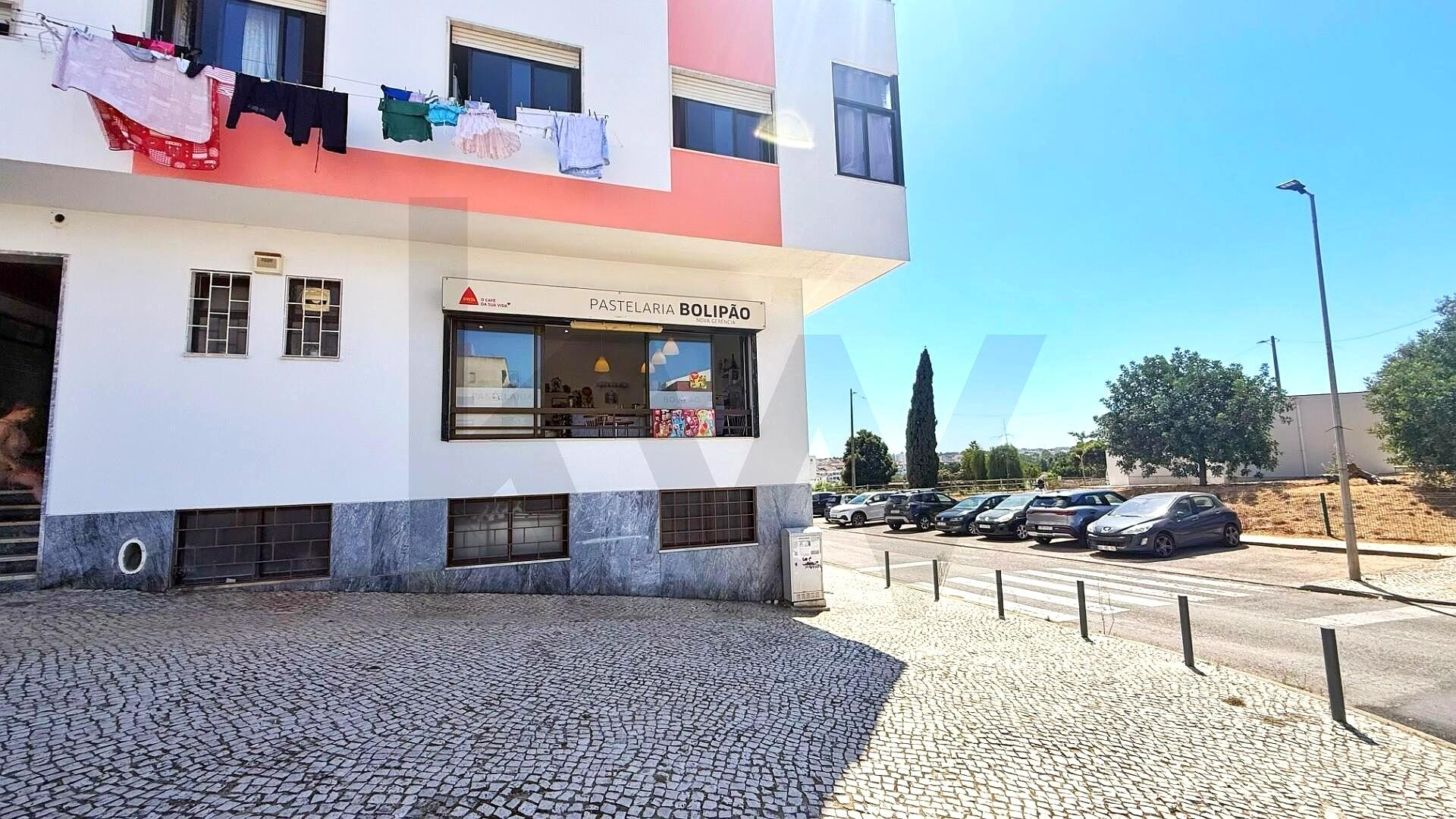 Café and Commercial Premises in Torre da Marinha, Seixal