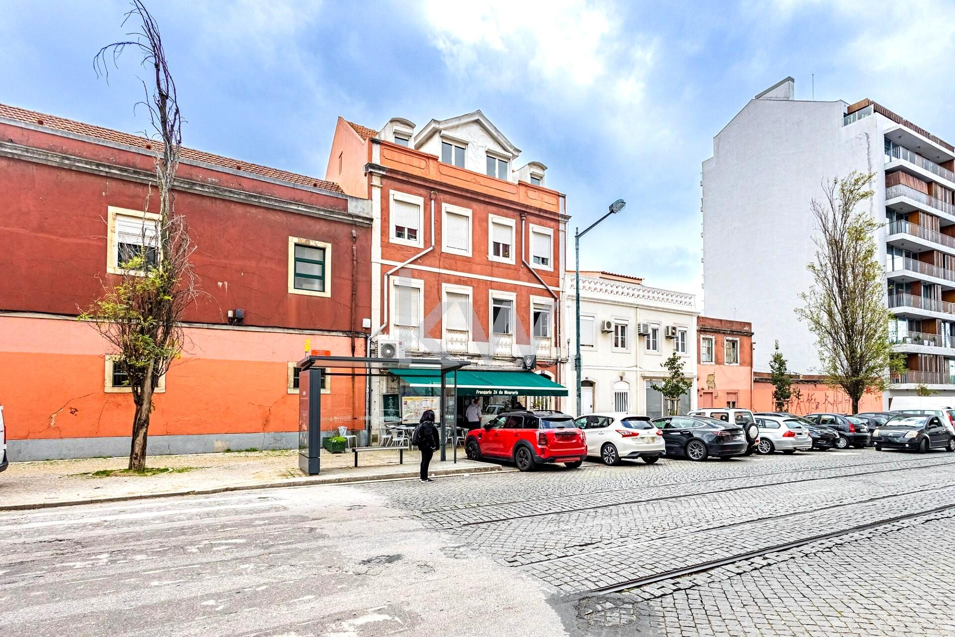 Building with Three Residential Floors and Ground-Floor Commercial Space in Arroios