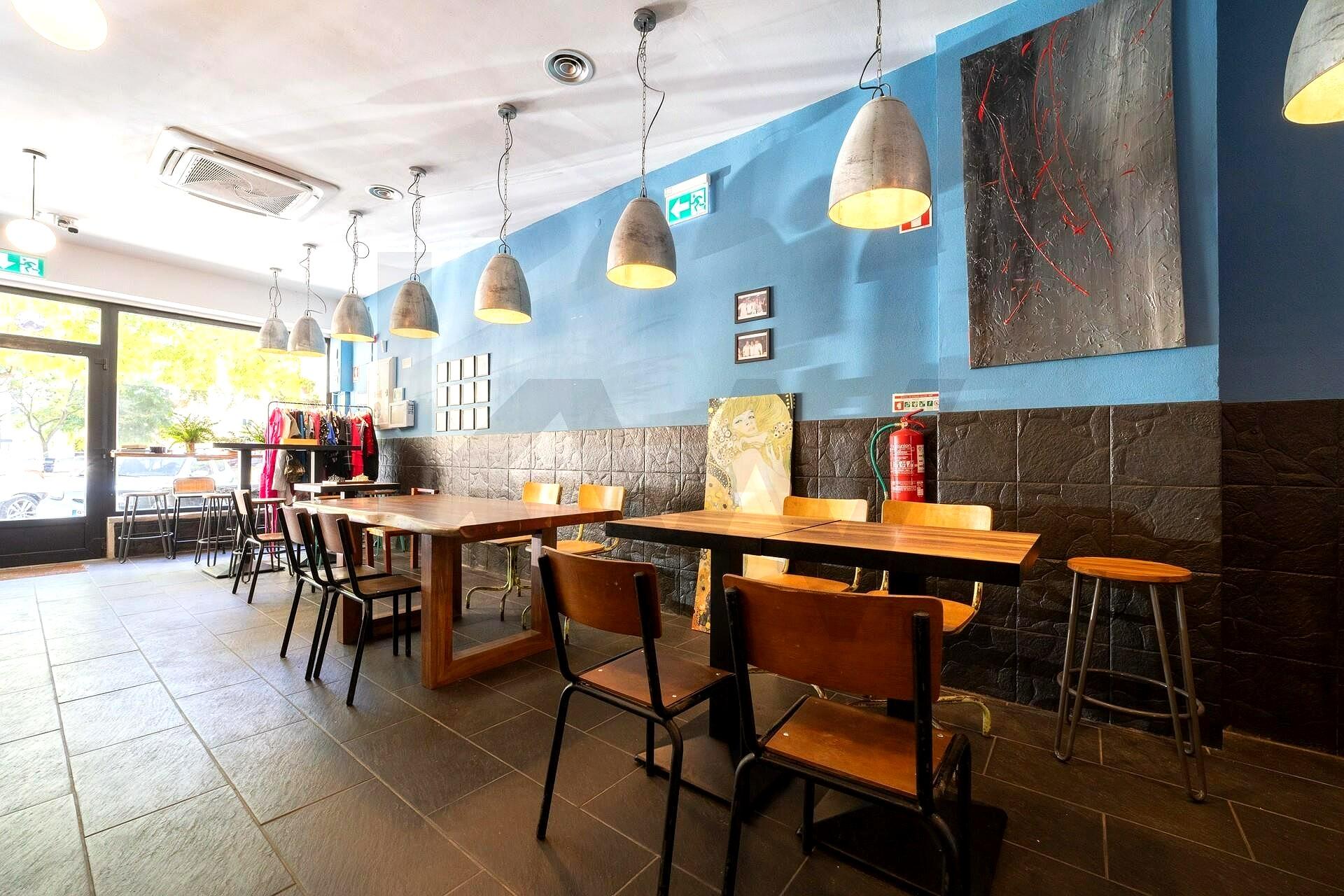 Operating Craft Bar in Costa da Caparica