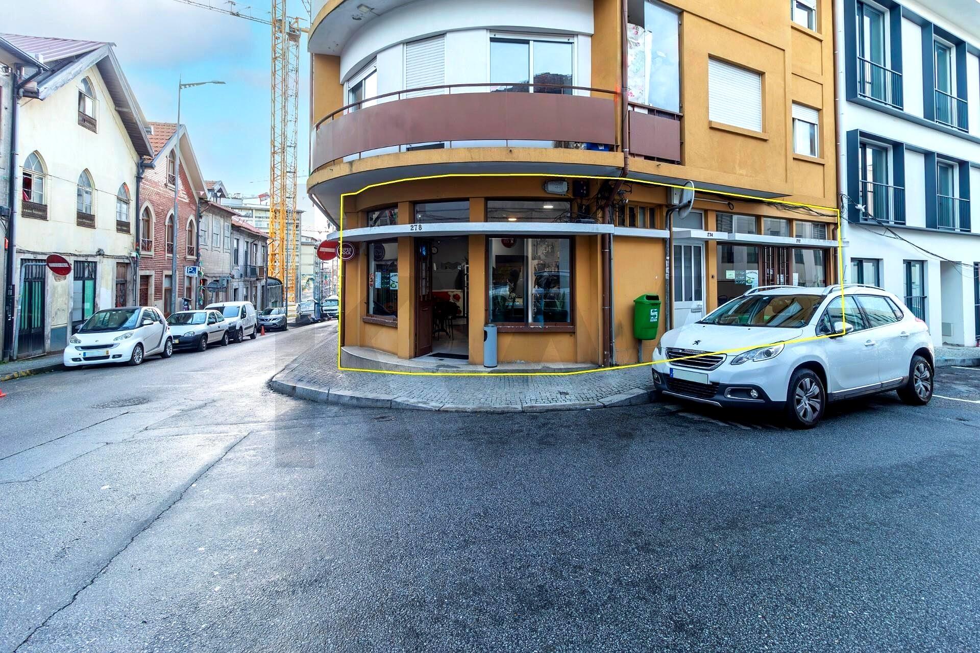Historic Café & Restaurant Business for Transfer Near the Metro in Gaia