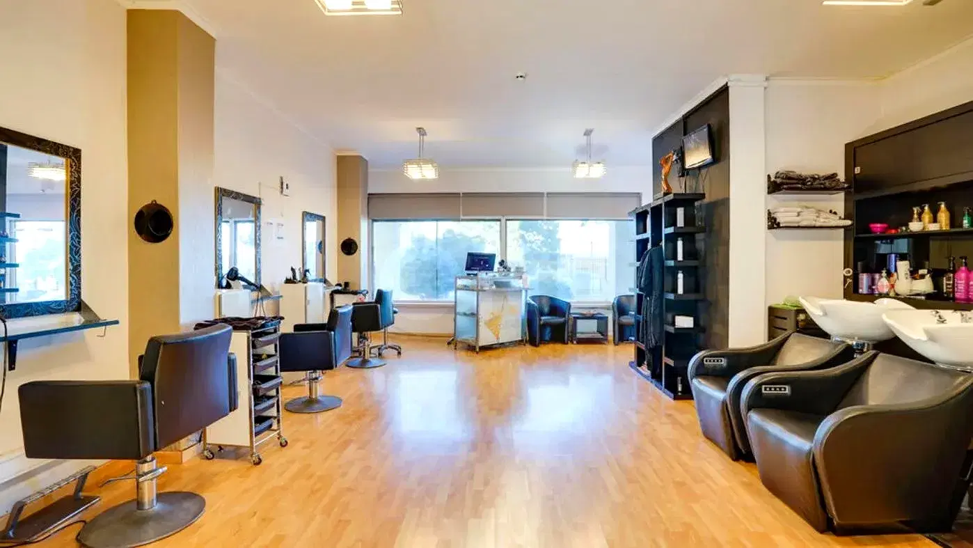 Established Hair & Beauty Salon Business for Transfer in Falagueira, Amadora