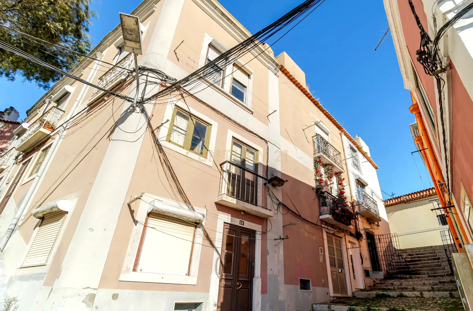 River-View Historic Building for Renovation in Setúbal Historic Centre