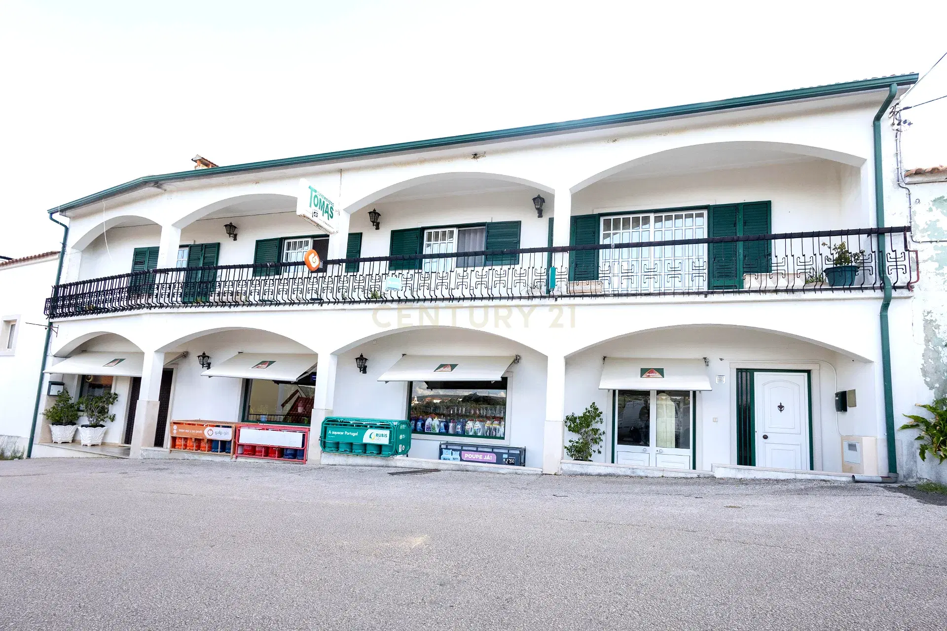 Mixed-Use Building with Established Business and Residence – Assentiz, Torres Novas