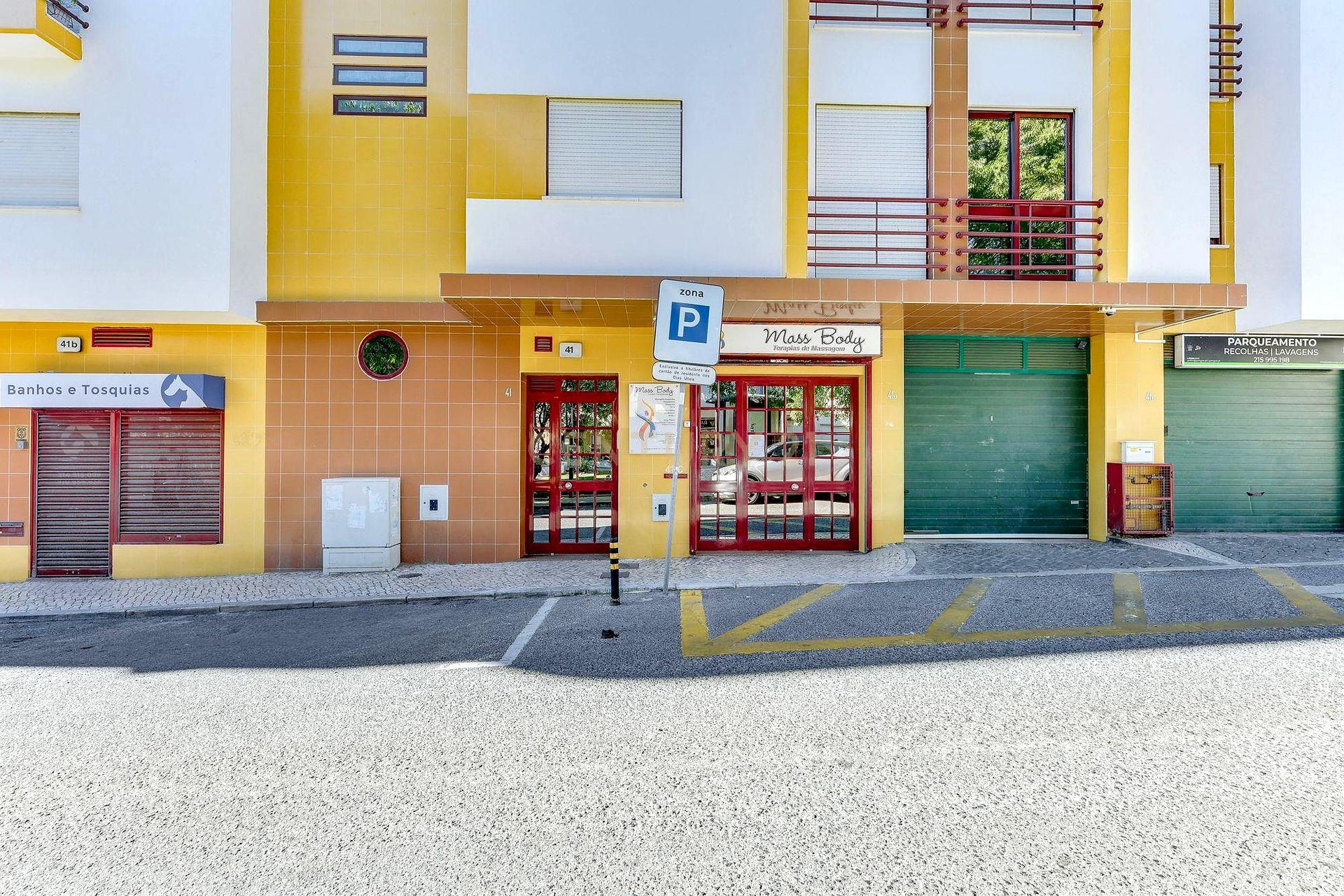 A sophisticated commercial space of excellent size in the center of Amadora