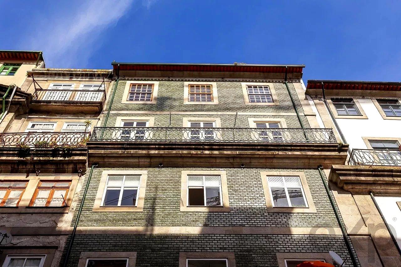 Versatile 101 m² Office for Sale on Rua de São João in Central Porto