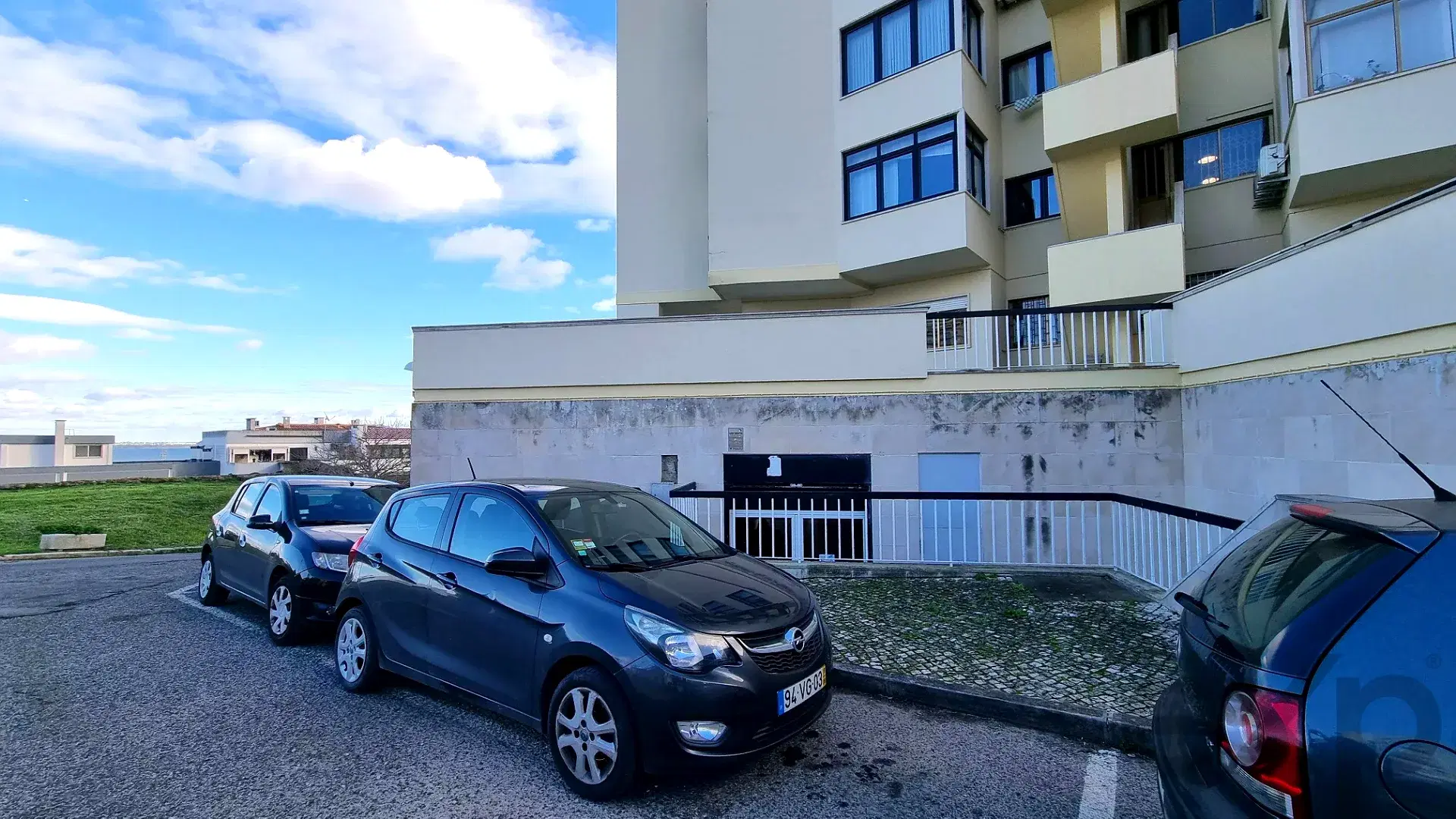 High-Ceiling Open-Plan Office with Professional Sound Studio for Sale in Lisbon