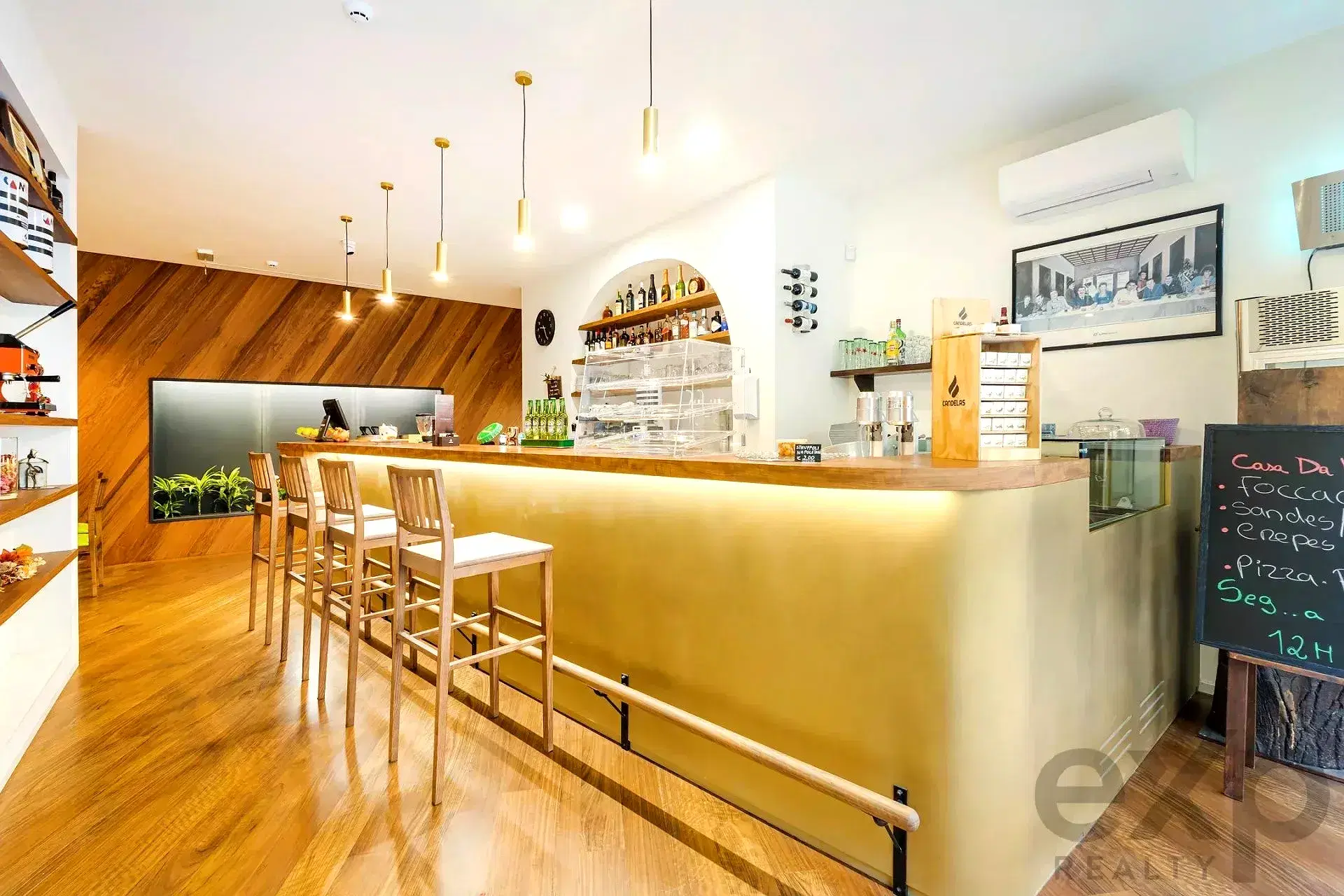 Turnkey Restaurant & Event Space with Fully Equipped Kitchen and 380 m² in Porto