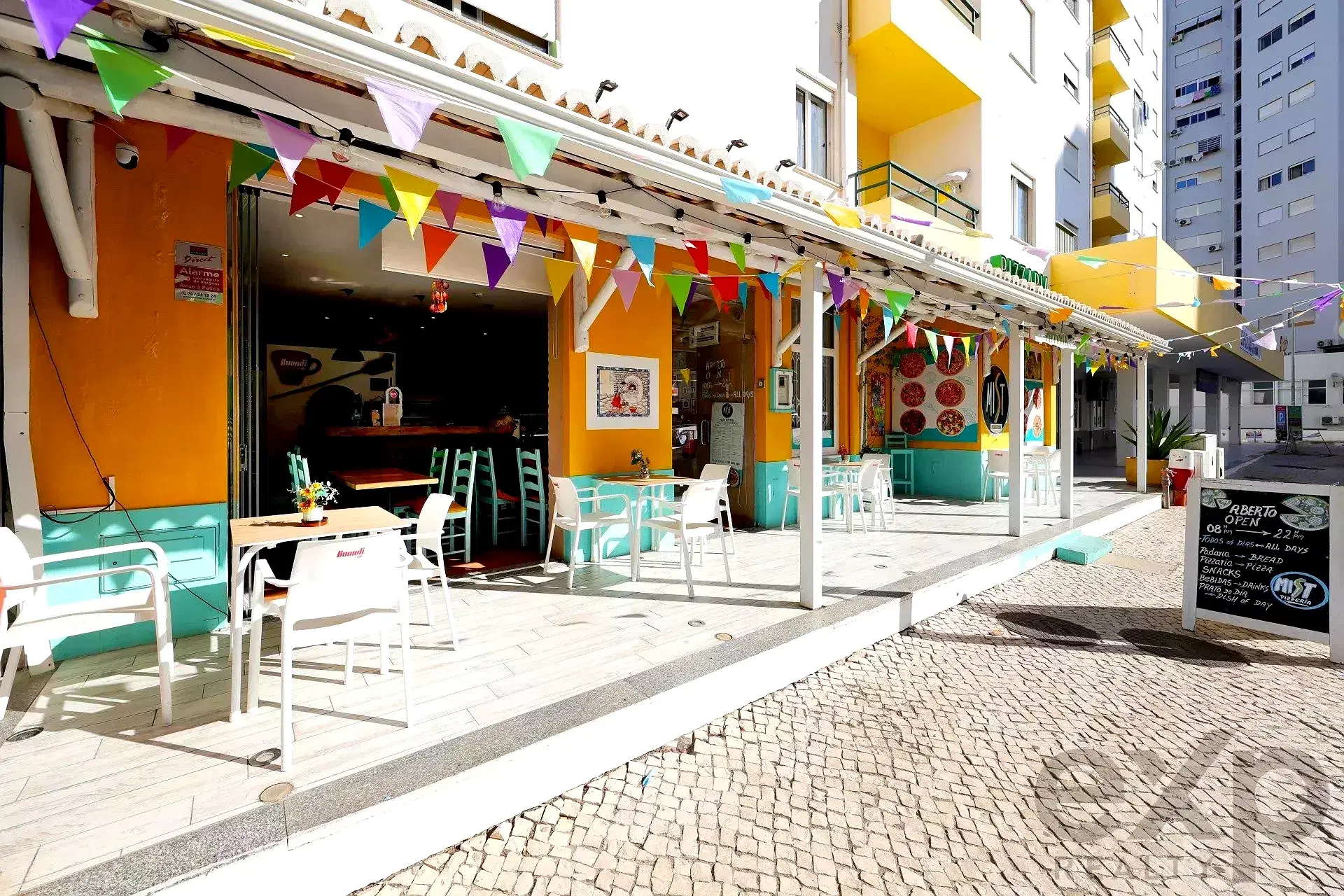 Fully Equipped Food & Beverage Establishment for Sale Near Praia da Rocha, Portimão