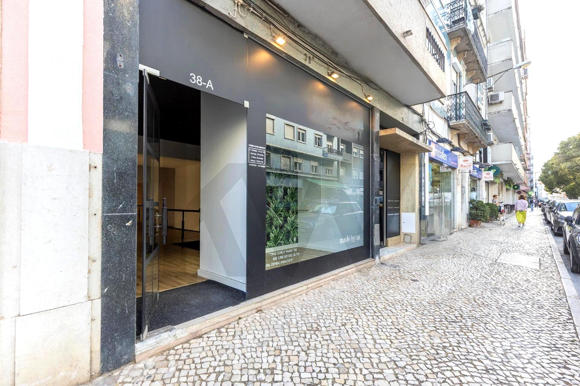Two-Level Commercial Shop Near Jardim da Parada, Campo de Ourique