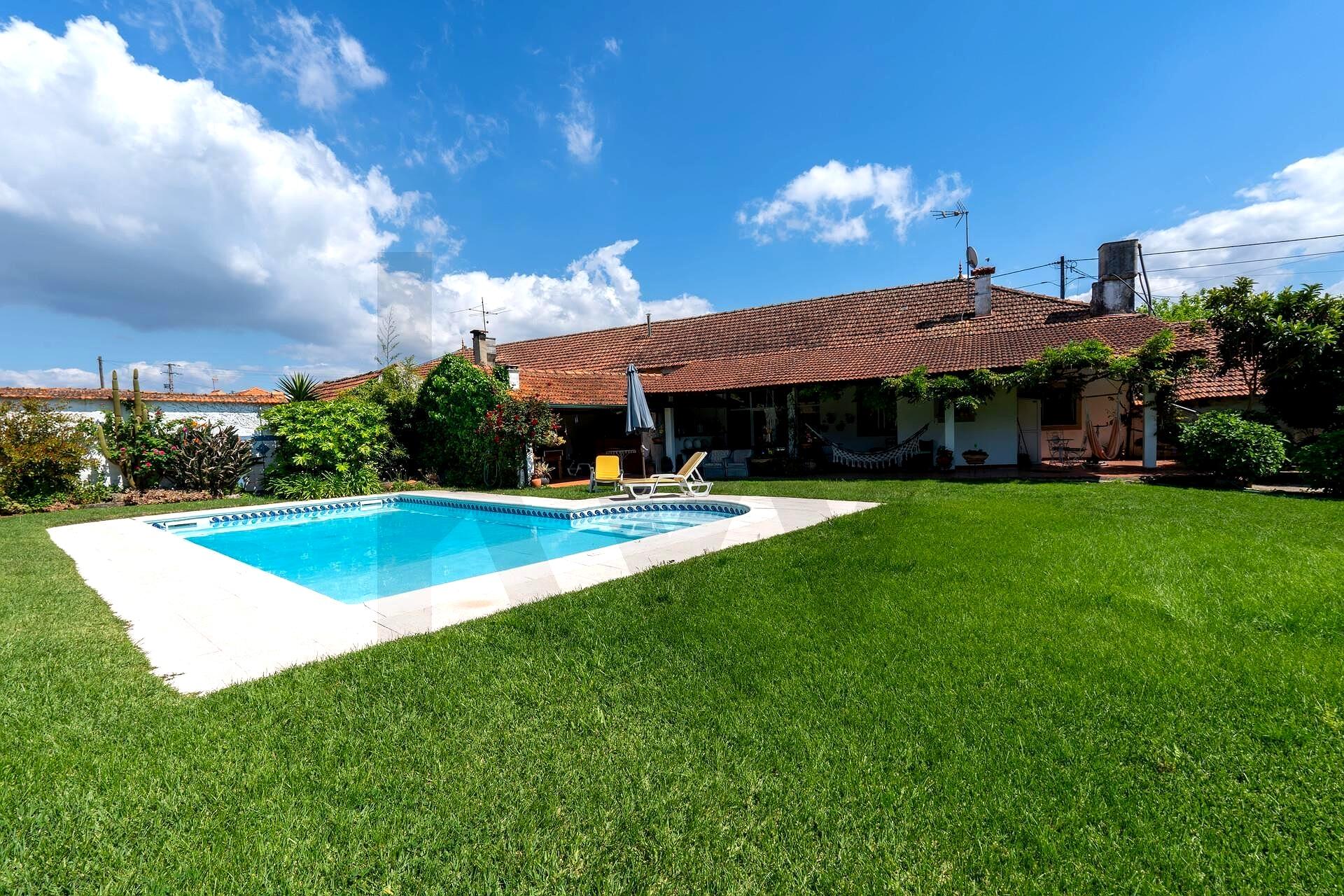 Domaine rural producteur de revenus avec 3 maisons à Oliveira do Bairro