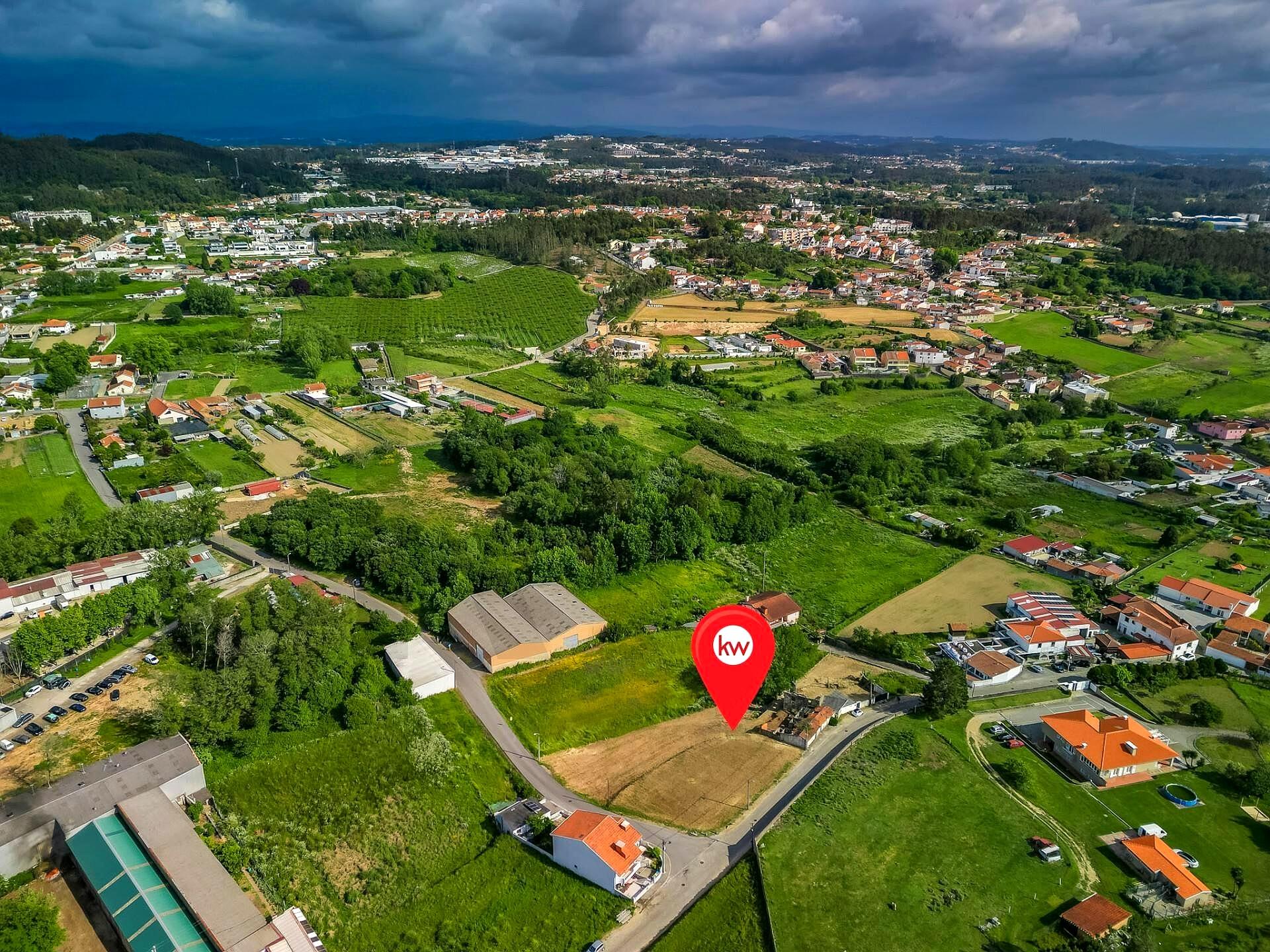 2.742 m² gemischtes städtisches und ländliches Land mit drei Straßenfronten in Perosinho