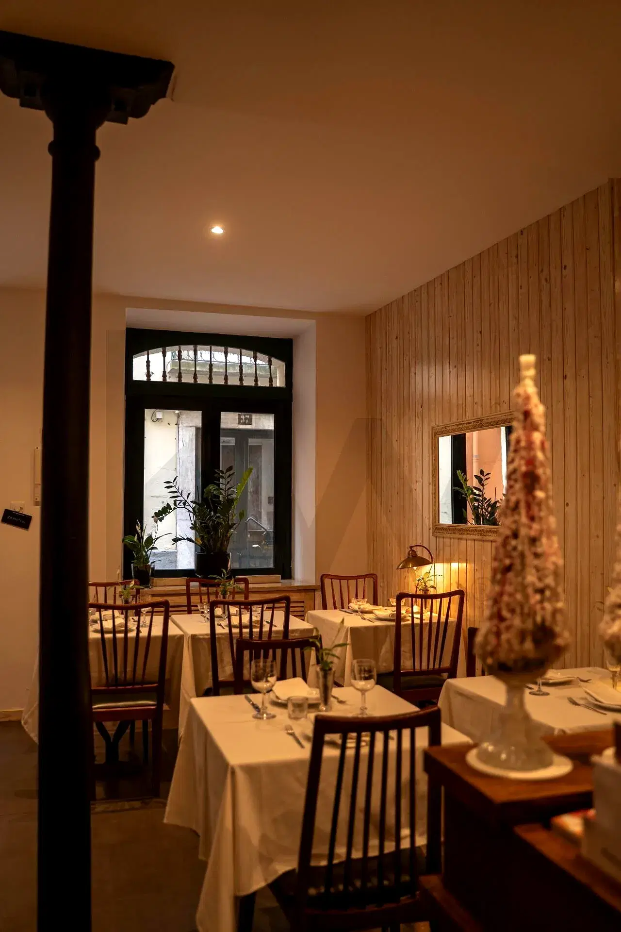 Unique Business Transfer Opportunity: Charming and Highly Reputable Restaurant in Lisbon