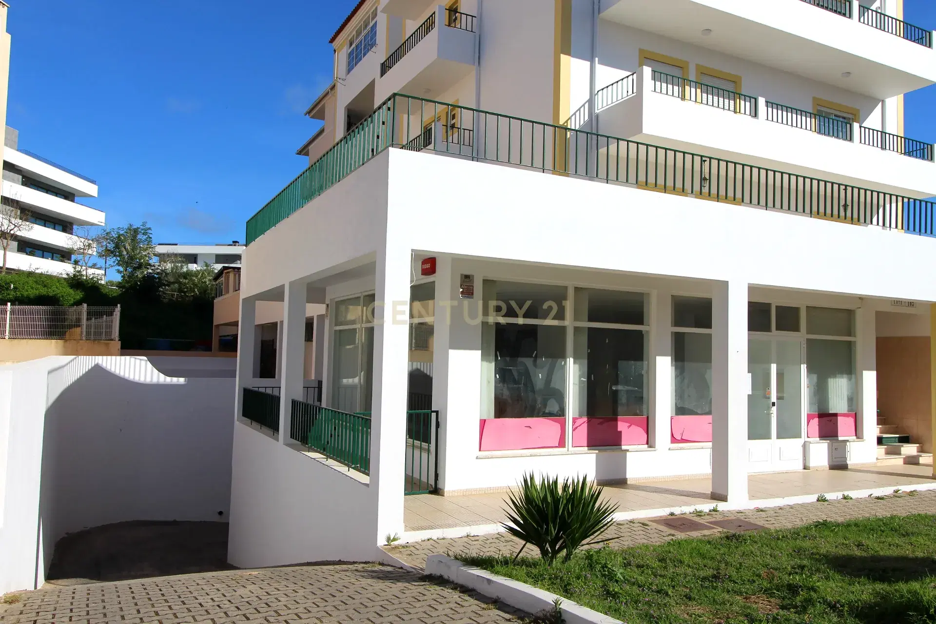 Versatile Commercial Shop for Sale Near Portimão – Restaurant and Business Potential