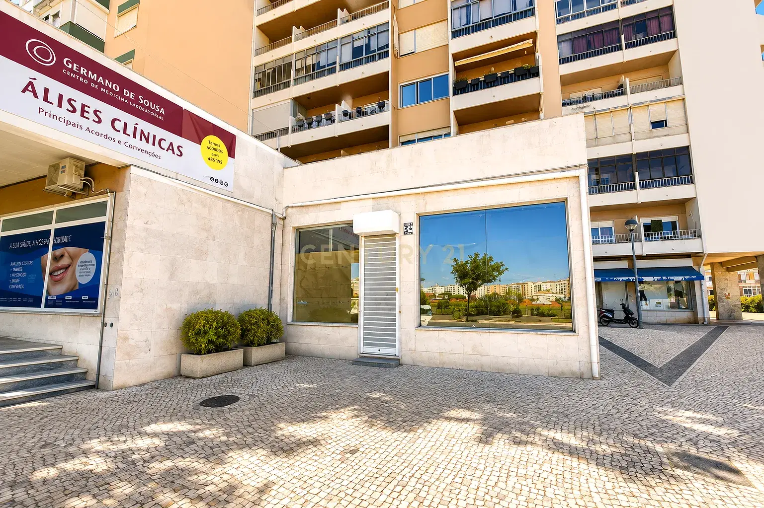 102 m² Renovated Commercial Space (Café)