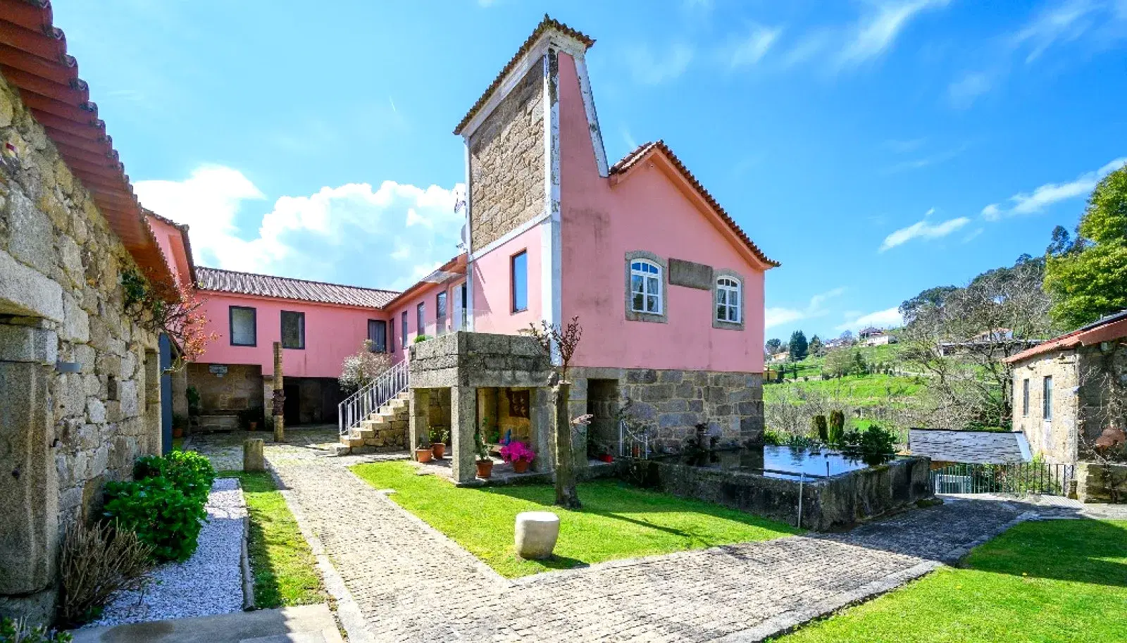 Granja con casa señorial y plantación de kiwis